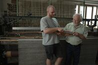 37°: Verbündete im Leben - Großeltern und Enkel – Opa Erwin (r.) arbeitet mit 85 Jahren immer noch mit seinem Enkel Johannes (l.) in der Familienweberei.