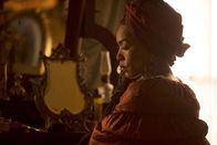 American Horror Story – Eigentlich waren ihre Pläne gut durchdacht, doch Marie Laveau (Angela Bassett) konnte nicht damit rechnen, dass in ferner Zukunft eine Hexe die Geheimnisse aufdecken würde ...
