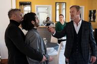 SOKO Stuttgart – Konflikte lösen der Gangsterboss Tibor Minzlaff (Oliver Stritzel, r.) und sein Handlanger nicht mit Recht, sondern mit Gewalt. Das bekommt auch Kadir Sabia (Doguhan Kabadayi, 2.v.l.) zu spüren. Seit sein Komplize nach einem Auftrag tot aufgefunden wurde und die SOKO ermittelt, ist das Vertrauen innerhalb der kriminellen Bande erschüttert. Auch Minzlaffs Frau Gina (Nora Huetz) scheint mehr zu wissen, als sie vorgibt.