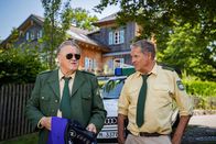 Hubert ohne Staller – Hubert (Christian Tramitz, r.) und Griwidz (Michael Brandner, l.) sind auf dem Weg zur Tauchschule „Abgetaucht“, wo die Verstorbene kurz vor ihrem Ableben noch eine Tauchstunde nahm.