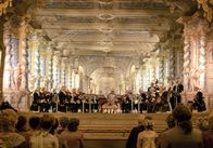 Louis van Beethoven – Louis van Beethoven (Colin Pütz, Mitte) bei einem seiner Konzerte