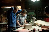 Project: Almanac – Während Quinn (Sam Lerner, r.) die lukrativen Zeitreisen dazu nutzt, in der Schule beliebter zu werden, kauft David (Jonny Weston, l.) neue Komponenten für die Zeitmaschine, um so anstelle der bisherigen drei Wochen zehn Jahre in die Vergangenheit reisen zu können ...