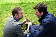 Sturm der Liebe – Nils (Florian Stadler, l., mit Moritz Tittel) findet auf dem Baugrundstück eine antike Holzdose.