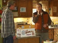 The Middle – Mike (Neil Flynn, l.); Rusty (Norm MacDonald, r.)