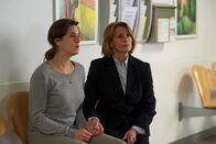 Unter Verdacht – Das Leben von Sophie Alramseders (Anne Schäfer, li.) Neugeborenem hängt am seidenen Faden. Eva Prohacek (Senta Berger, re.) steht ihr bei.