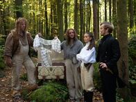 Der starke Hans – Egbert (Simon Alexander Jensen, rechts) präsentiert Sarah (Bianca Nawrath) das Hochzeitskleid mit Klipperer (Stephan Tölle, links) und Dreher (Jonas Minthe).