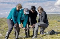 Das Geheimnis der Moore – Die Entnahme von Bodenproben aus dem Moor kann körperlich anstrengend sein.
