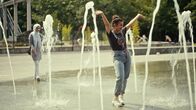 Tell Them About Us – Mariana (vorne), tanzend im Springbrunnen