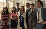 Velvet Collection – L-R: Andrea Duro als Marie Leduc, Marta Torné als Paloma Oliver, Fernando Guallar als Sergio Godó, Marta Hazas als Clara Montesinos, Javier Rey als Mateo, Adrián Lastra als Pedro Infantes, Llorenç González als Jonás Infantes.