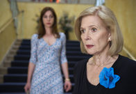 Stiller Abschied – Die Krankenschwester Katrin (Ulrike C. Tscharre, hinten) erkennt sofort, dass mit Charlotte (Christiane Hörbiger) etwas nicht stimmt.