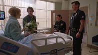 The Rookie – Officer John Nolan (Nathan Fillion, r.) und Celina Juarez (Lisseth Chavez, 2. v. r.) besuchen Ashley (Molly C. Quinn, l.) im Krankenhaus, wo sie verzweifelt auf das lebensrettende Organ ihres Vaters wartet, der ein Straftäter ist. Während des Besuchs lernen sie auch Ashleys Freund Duke (Austin Woods, 2. v. l.) kennen, der verblüffende Ähnlichkeiten mit ihrem Vater aufweist.