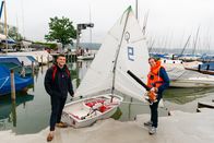 CheXperiment – Tobi (rechts) mit seinem Herausforderer Jannik. Tobis Aufgabe: Das Segelboot knapp 30 Meter bei absoluter Windstille segeln. Ob das mit einem Laubbläser funktioniert?