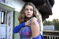 Der Bergdoktor – Lilli (Ronja Forcher) kann nicht verstehen, dass ihre Väter etwas gegen ihr heiß ersehntes Tattoo haben.
