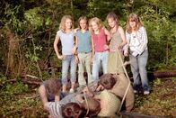 Die wilden Hühner – v.l.n.r.): stehend: Melanie (Paula Riemann), Wilma (Jette Hering), Sprotte (Michelle von Treuberg), Frieda (Lucie Hollmann), Trude (Zsa Zsa Inci Bürkle), liegend: Fred (Jeremy Mockridge), Torte (Martin Kurz), Willi (Vincent Redetzki), Steve (Philip Wiegratz).