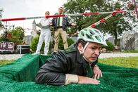 Hubert und Staller – Riedl (Paul Sedlmeir, vorne) versucht aus dem Grab zu klettern (mit Karin Thaler, hinten links, und Christian Tramitz, hinten rechts).