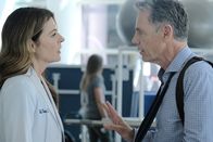 Atlanta Medical – Dr. Kit Voss (Jane Leeves, l.); Dr. Randolph Bell (Bruce Greenwood, r.)