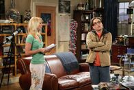 The Big Bang Theory – Penny (Kaley Cuoco, l.) begeht einen großen Fehler, als sie Leonard (Johnny Galecki, r.) und seinen Freunden erzählt, dass bei ihren Heimatbesuch plötzlich alle krank wurden ...
