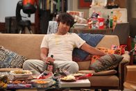 The Big Bang Theory – Nach einem missglücktem Date will Raj (Kunal Nayyar) seine Wohnung nie wieder verlassen ...