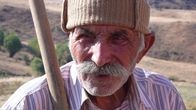 Zu Tisch ... – Onkel Munzur Öz ist mit seinen über 80 Jahren immer noch täglich mit dem Vieh auf der Weide.