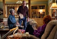 Young Sheldon – (v.l.n.r.) Connie "Meemaw" Tucker (Annie Potts); Coach Dale Ballard (Craig T. Nelson); June (Reba McEntire)