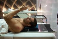 Self/less - Der Fremde in mir – Bau-Unternehmer Damian Hale (Ben Kingsley, hinten), alt und krebskrank, transferiert seinen Geist in den Körper eines jungen Mannes (Ryan Reynolds).