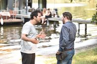 jerks. – Fahri (l.) hat eine Idee, wie Christian (r.) seine Flaute im Bett mit Emily wieder gut machen kann: Ein Antrag ...