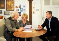 Rote Rosen – ARD ROTE ROSEN FOLGE 1640 Uhr im ERSTEN. Mit vereinten Kräften weisen Torben (Joachim Kretzer, r.), Hannes (Claus Dieter Clausnitzer, l.) und Erika (Madeleine Lierck-Wien, M.) Paragrafen-Schulze einen Verstoß nach.