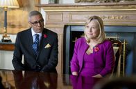 Prisoner 951 – Auf öffentlichen Druck hin empfangen die Staatsminister James Cleverly (Christopher Colqhoun) und Liz Truss (Vivienne Gibbs) Richard Ratcliffe.