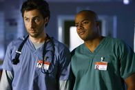 Scrubs - Die Anfänger – Kommen mit Dr. Maddox Überwachungssystem nicht zurecht: J.D. (Zach Braff, l.) und Turk (Donald Faison, r.) ...