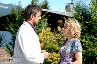 Der Bergdoktor – Susanne (Natalie O'Hara, r.) fühlt sich in letzter Zeit oft unwohl und bittet Martin (Hans Sigl, l.), sie zu untersuchen.