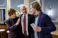 Sturm der Liebe – Als William (Alexander Milz. r.) einen wichtigen Anruf erhält, verspricht Susan (Marion Mitterhammer, l.) den betrunkenen Werner (Dirk Galuba, M.) ins Bett zu bringen.