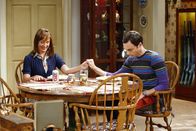 The Big Bang Theory – Sheldon (Jim Parsons, r.) kehrt nach L. A. zurück, aber nur, weil er die religiösen, unwissenschaftlichen Ansichten seiner Mutter (Laurie Metcalf, l.) nicht erträgt ...