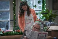 Extended Family – Grace (Sofia Capanna, l.); Bobby Kearney (Lenny Clarke, r.)