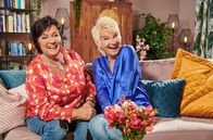 Wohnzimmer-Comedy – v.li.: Petra (Petra Binder) und Doris (Doris Reichenauer)