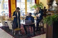 Navy CIS – Bishop (Emily Wickersham, l.) und Quinn (Jennifer Esposito, r.) sollen MI6 Offizier Reeves (Duane Henry, M.) in Philadelphia unterstützen. Ihnen stockt der Atem, als sie den vermissten Kollegen Finley finden ...