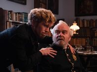 Der starke Hans – Egbert (Simon Alexander Jensen, links) redet mit Friedhelm (Götz Burger) im Schloss.