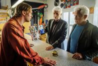 Tatort – Von links: Steve (Niklas Mitteregger), Kriminalhauptkommissar Franz Leitmayr (Udo Wachtveitl) und Kriminalhauptkommissar Ivo Batic (Miroslav Nemec). Steve wird in seinem Schlüsselservice von Leitmayr und Batic nach Mike Werner befragt.