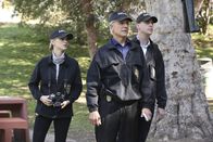 Navy CIS – Ein Unteroffizier wurde ermordet und da der Fall Parallelen zu einem Serienkiller aufweist, muss das Team um Gibbs (Mark Harmon, M.), Bishop (Emily Wickersham, l.) und McGee (Sean Murray, r.) herausfinden, ob es sich um das neueste Opfer des Mörders oder um einen Trittbrettfahrer handelt ...