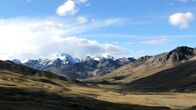 Fahrt ins Risiko – Der Altiplano in Bolivien - schneebedeckte Berge und weite Ebenen.