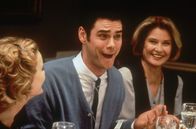 Cable Guy - Die Nervensäge – Robin Harris (Leslie Mann, l.) und Stevens Mutter (Diane Carol Baker, r.) sind von Chip Douglas (Jim Carrey, M.) begeistert. Niemand scheint sich wegen Chips verrückter Art Sorgen zu machen. Doch der gemeinsame ausgelassene Abend nimmt bald eine unerwartete Wendung.