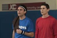 The Goldbergs – (v.li.) Troy Gentile (Barry Goldberg), Sam Lerner (Geoff Schwartz).