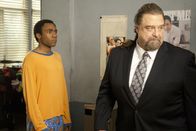 Community – Was genau hat Laybourne (John Goodman, r.) nur vor: Er bringt Troy (Donald Glover, l.) dazu sich mit Abed zu streiten ...