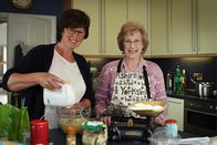 Zu Tisch ... – Mit traditionellen Rezepten kennt sich Oma Shirley bestens aus: Zur Eröffnung der Gartensession soll es einen Yorkshire Fruchtkuchen geben.