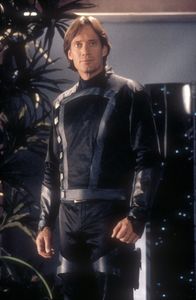 Andromeda – Captain Dylan Hunt (Kevin Sorbo) ist ein Mann der Tat, stark, entschlossen und zuversichtlich. Mit all seinen Kräften versucht er sein Raumschiff Andromeda Ascendant und die Crew zu beschützen. .