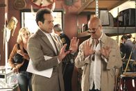 Monk – Der Schauspieler David Ruskin (Stanley Tucci, l.) soll in einem Film Adrian Monk (Tony Shalhoub, l.) darstellen und er nimmt seine Rolle sehr ernst ...