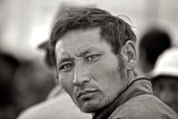 In der Mitte ein Feuer – Tuwiner am Naadam-Fest.