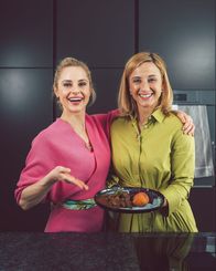 Silvia kocht – Silvia Schneider, Michaela Kirchgasser. („Rehragout mit Rotkraut und Preiselbeerkrapfen“).