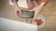 Hightech Revolution - Sternstunden der Technik – Das Essen wird abfotografiert, um es dann mit den Kontakten zu teilen.