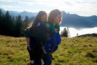 Eine unerhörte Frau – Hanni (Rosalie Thomass, r.) und ihre Tochter Magdalena (Romy Butz, l.).