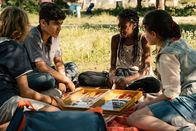 Dschermeni – Bald sind die vier Freunde Moritz, Yassir, Aminata und Rüyet (Michael Sommerer, Julius Göze, Jodyna Basombo, Sura Demir) allesamt im Flüchtlingsheim gestrandet.